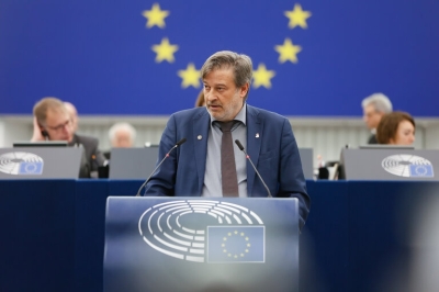 MEPs want member states to process work and residence permits more quickly