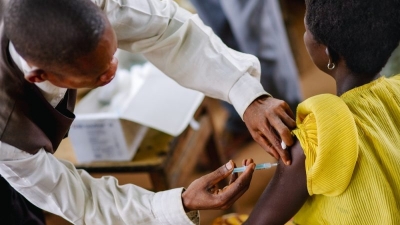 EU top executives: Administering COVID vaccines is now priority in Africa